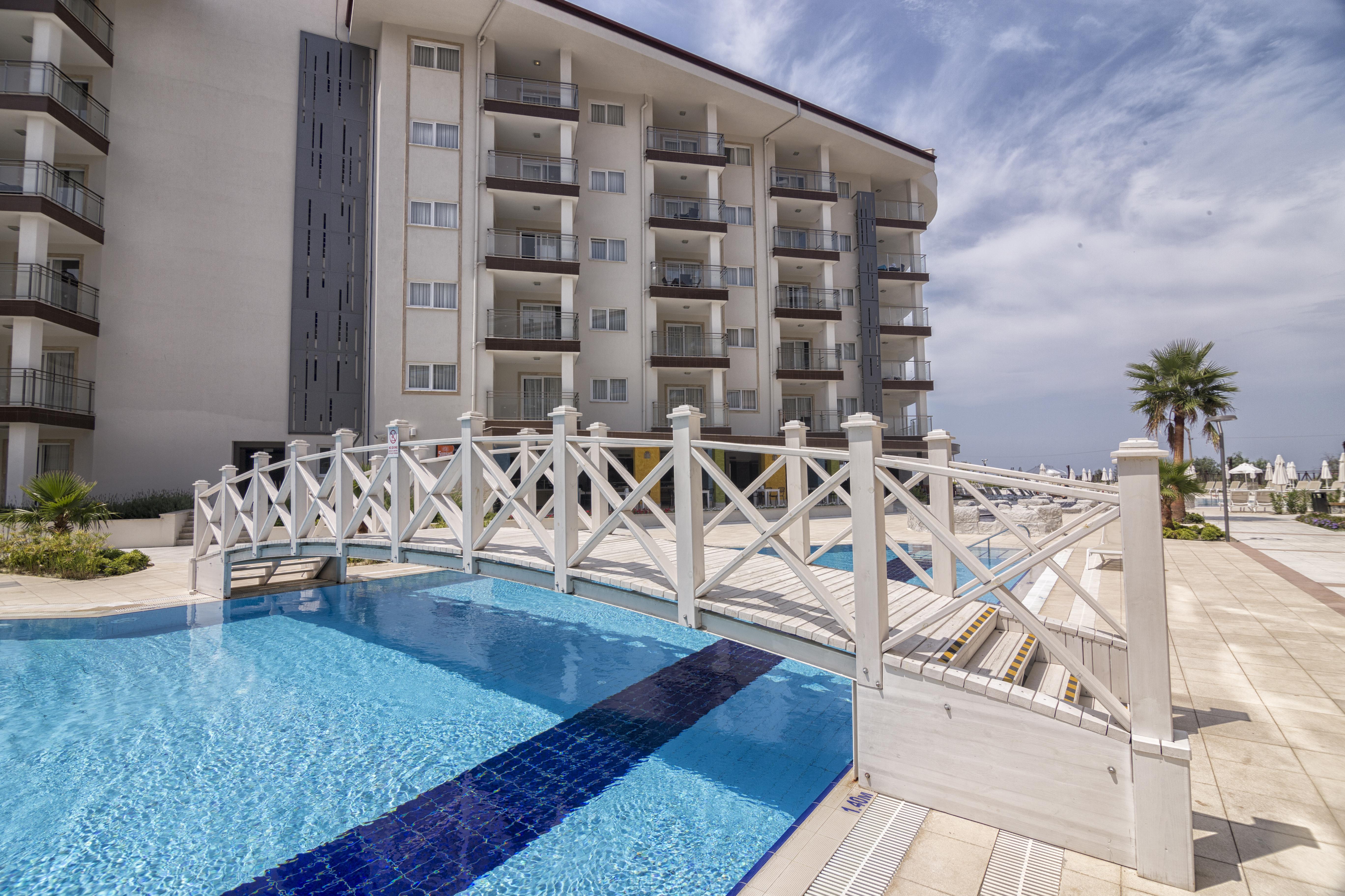รามาดา โฮเต็ล แอนด์ สวีท บาย วินด์แฮม คูซาดาซิ Hotel คูซาดาซี ภายนอก รูปภาพ