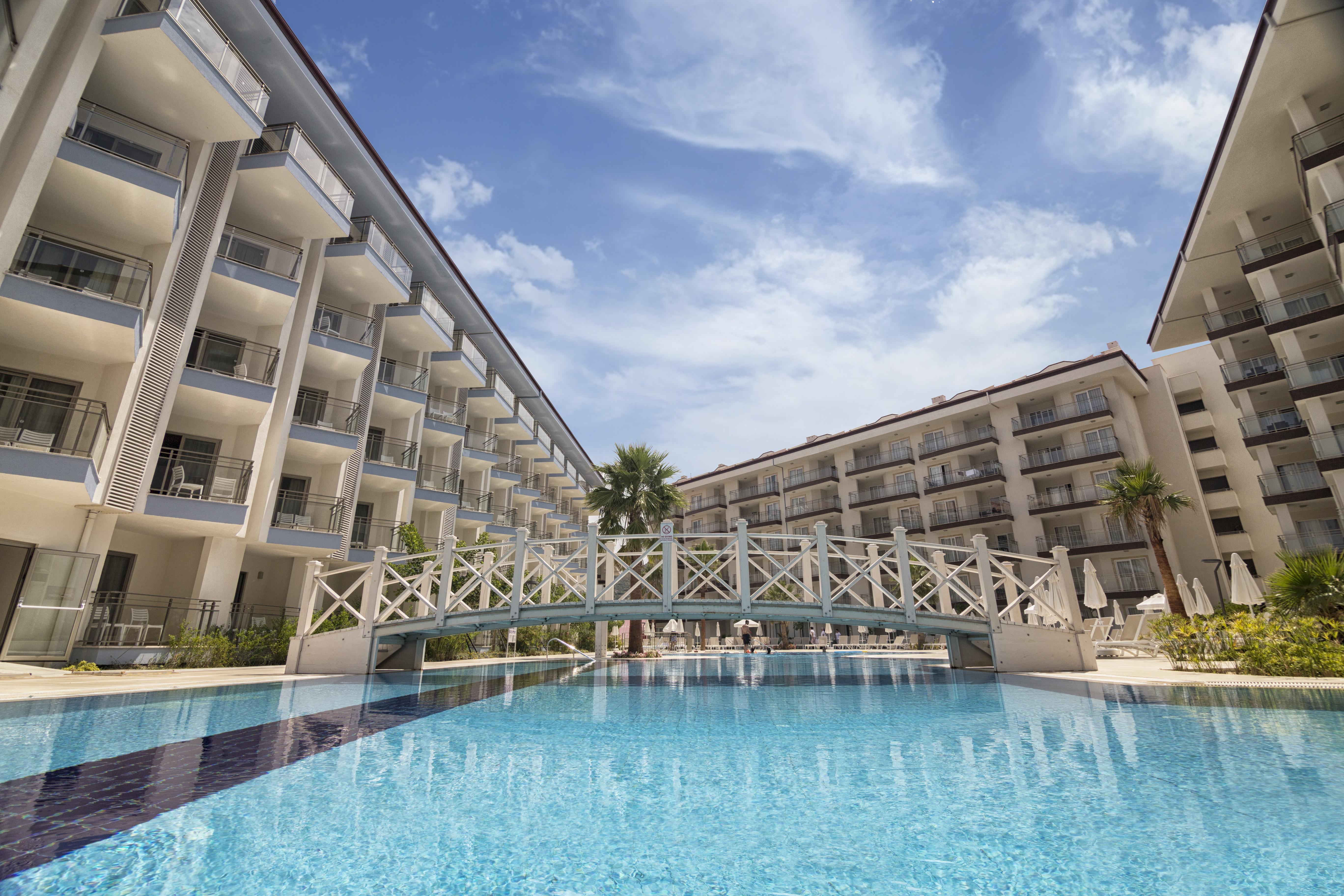 รามาดา โฮเต็ล แอนด์ สวีท บาย วินด์แฮม คูซาดาซิ Hotel คูซาดาซี ภายนอก รูปภาพ