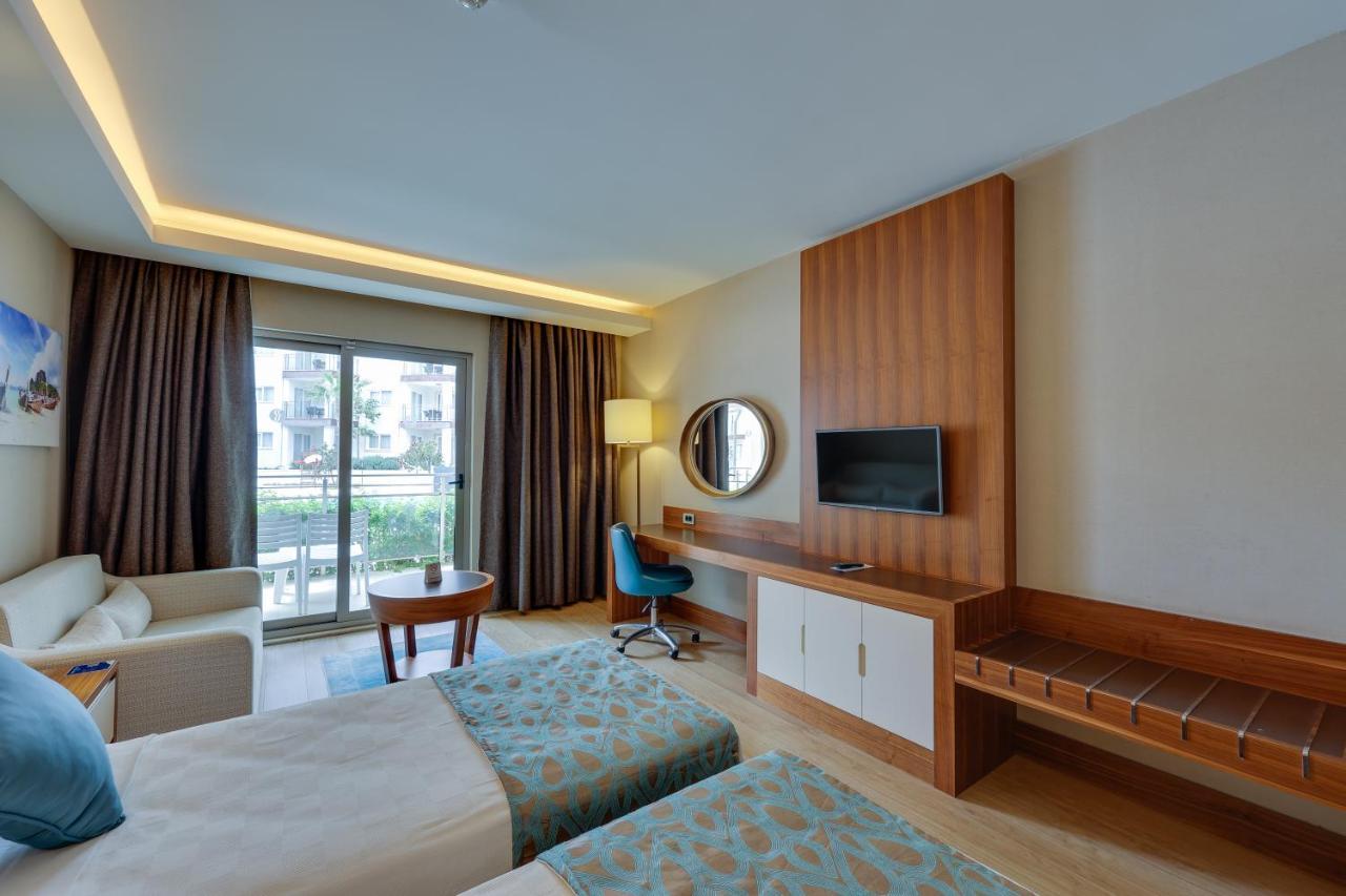 รามาดา โฮเต็ล แอนด์ สวีท บาย วินด์แฮม คูซาดาซิ Hotel คูซาดาซี ภายนอก รูปภาพ
