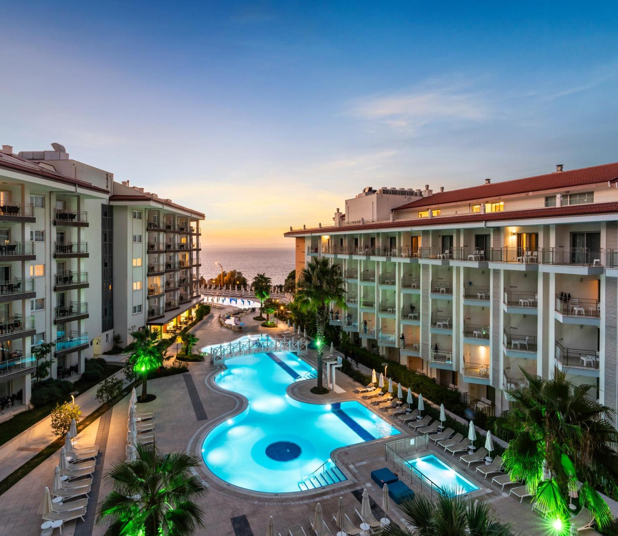 รามาดา โฮเต็ล แอนด์ สวีท บาย วินด์แฮม คูซาดาซิ Hotel คูซาดาซี ภายนอก รูปภาพ
