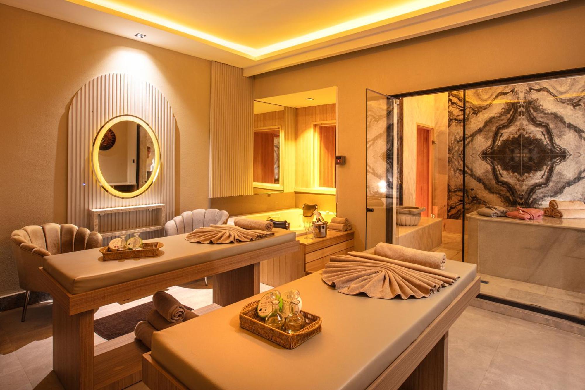 รามาดา โฮเต็ล แอนด์ สวีท บาย วินด์แฮม คูซาดาซิ Hotel คูซาดาซี ภายนอก รูปภาพ